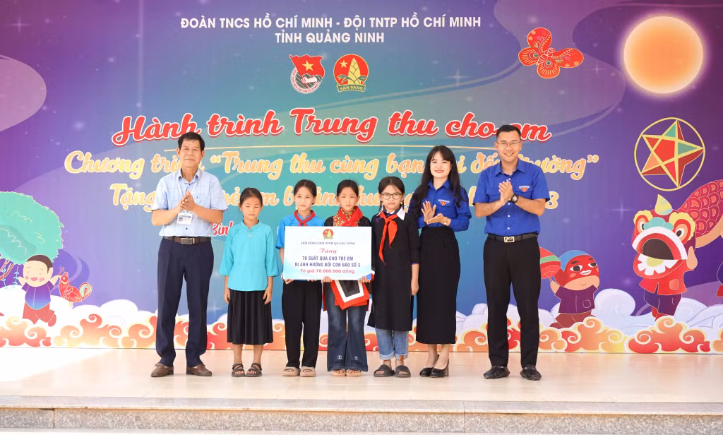 Trao tặng 70 suất quà cho các em học sinh bị ảnh hưởng bởi bão số 3 tại trường TH Đồng Tâm, huyện Bình Liêu.