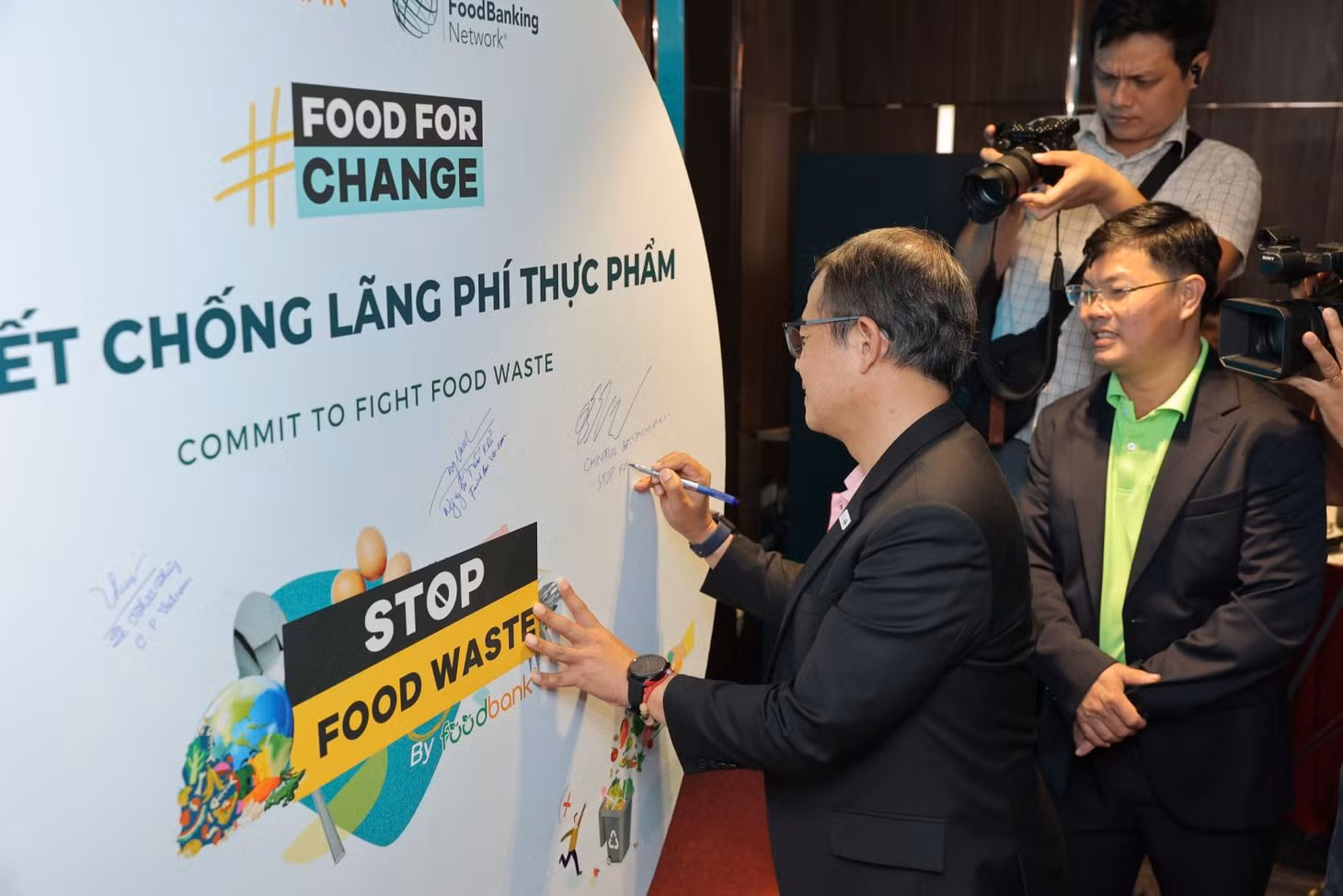 Các doanh nghiệp ký cam kết chống lãng phí thực phẩm.