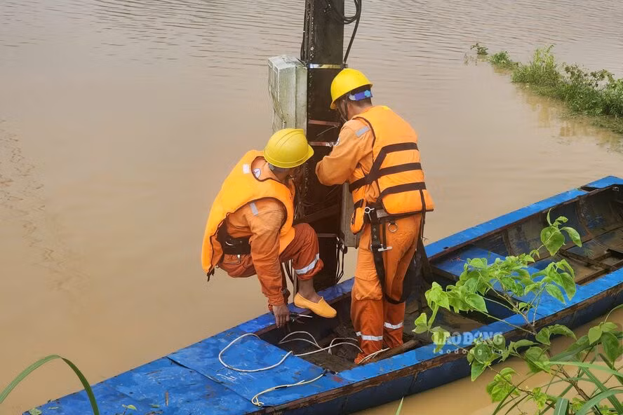 Điện lực huyện Hạ Hòa khắc phục các sự cố về điện trong thời điểm mưa lũ. Ảnh: Tô Công.