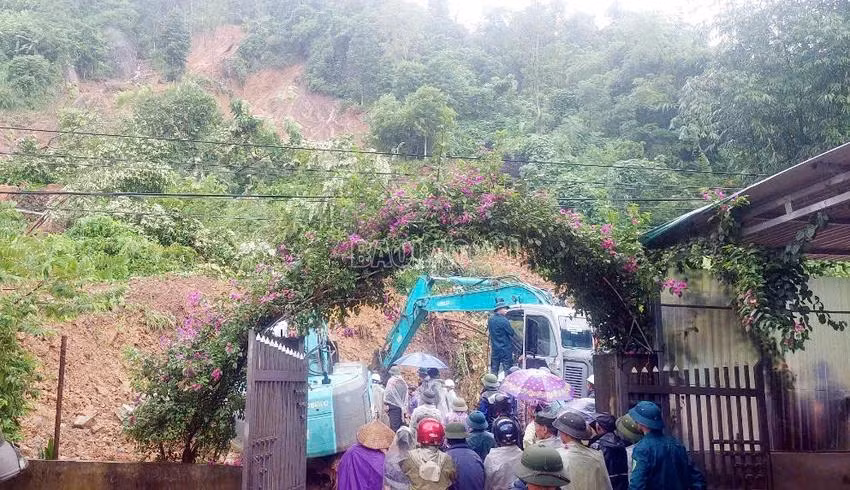 Vụ sạt lở đất bất ngờ trong đêm khiến 3 người trong một gia đình tại xã Mường Vi (huyện bát Xát, tỉnh Lào Cai) tử vong. Ảnh: CTV