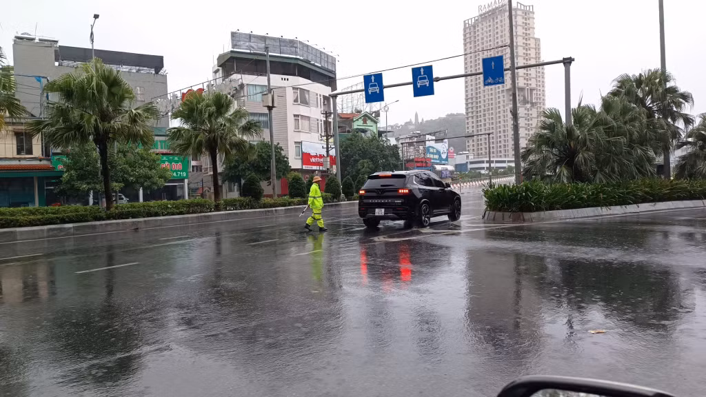 Lực lượng chức năng trực tại đầu cầu Bãi Cháy phía Hòn Gai, phân luồng, kiểm soát các phương tiện giao thông