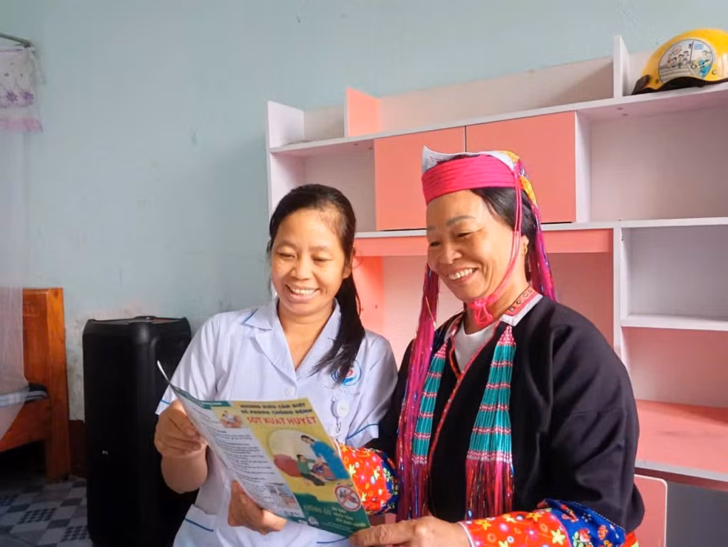 Nhân viên Trạm Y tế xã Nam Sơn (huyện Ba Chẽ) tuyên truyền cho nhân dân về phòng chống bệnh sốt xuất huyết. (Ảnh cơ sở cung cấp)