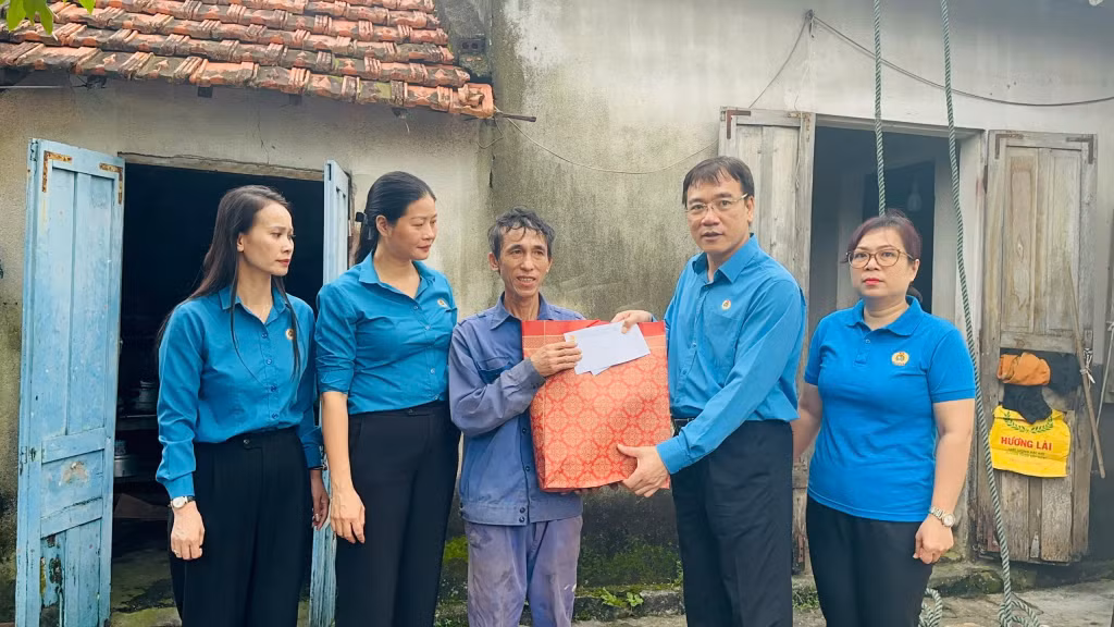 Lãnh đạo LĐLĐ tỉnh thăm và hỗ trợ gia đình anh Khổng Văn Vân, công nhân Công ty TNHH Môi trường đô thị Vân Đồn có hoàn cảnh khó khăn, nhà bị dột nát do mưa bão.