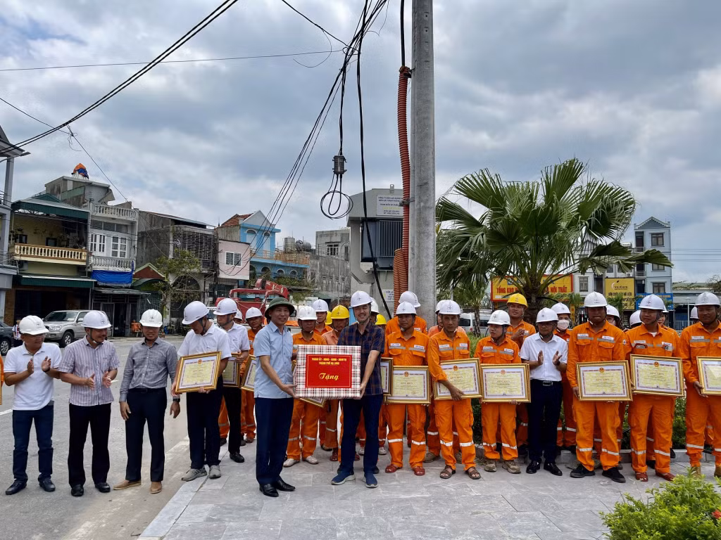 Lãnh đạo TP Hạ Long thăm, tặng quà CBCNV ngành Điện đã tham gia tích cực trong công tác phòng, chống và khắc phục hậu quả của cơn bão số 3.