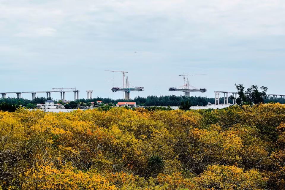…xa xa là cầu vượt cửa biển Thuận An đang được thi công. Ảnh: Xuân Đạt