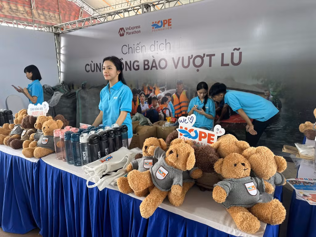 Các gian hàng bán vật phẩm gây quỹ dùng để hỗ trợ học tập cho trẻ em ở vùng khó khăn.
