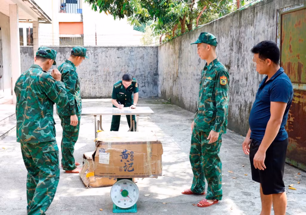 Lực lượng chức năng kiểm tra các thùng chứa bánh Trung thu không rõ nguồn gốc, xuất xứ.