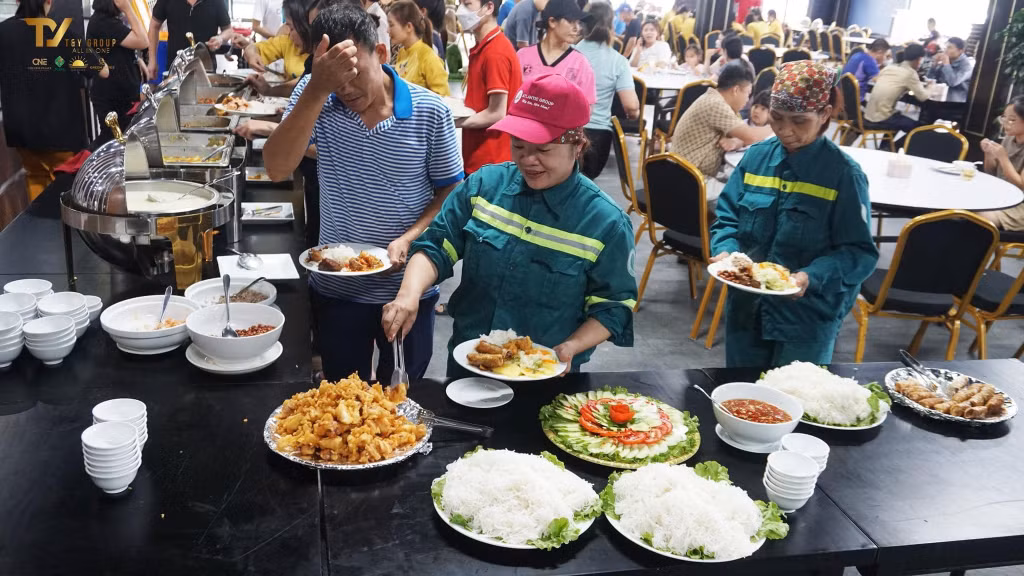 Nhà hàng Green (TP Hạ Long) phục vụ những suất cơm miễn phí cho nhân dân trong cơn bão.