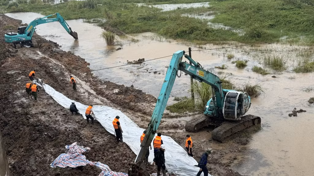 Các lực lượng triển khai phương án khắc phục tại đê Hồng Phong, TX Đông Triều.