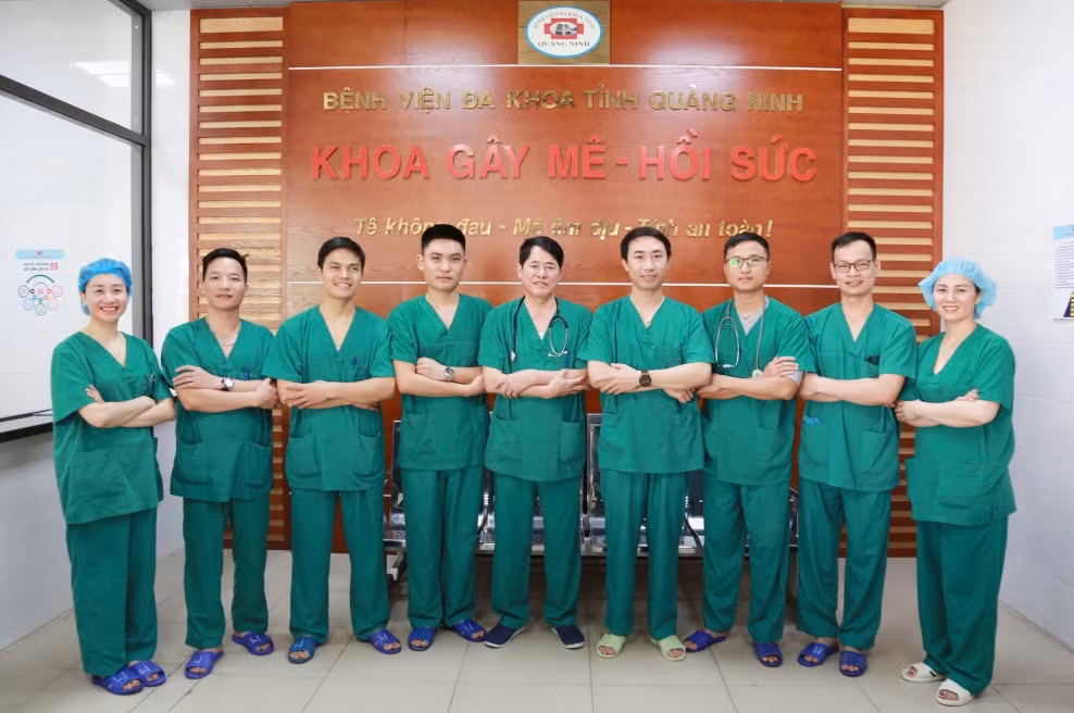 Đảm nhiệm cương vị trưởng khoa cũng là thế hệ đi trước, bác sĩ Trần Ngọc San luôn dành tâm huyết chỉ dạy tận tình và "truyền lửa" cho các bác sĩ trẻ.