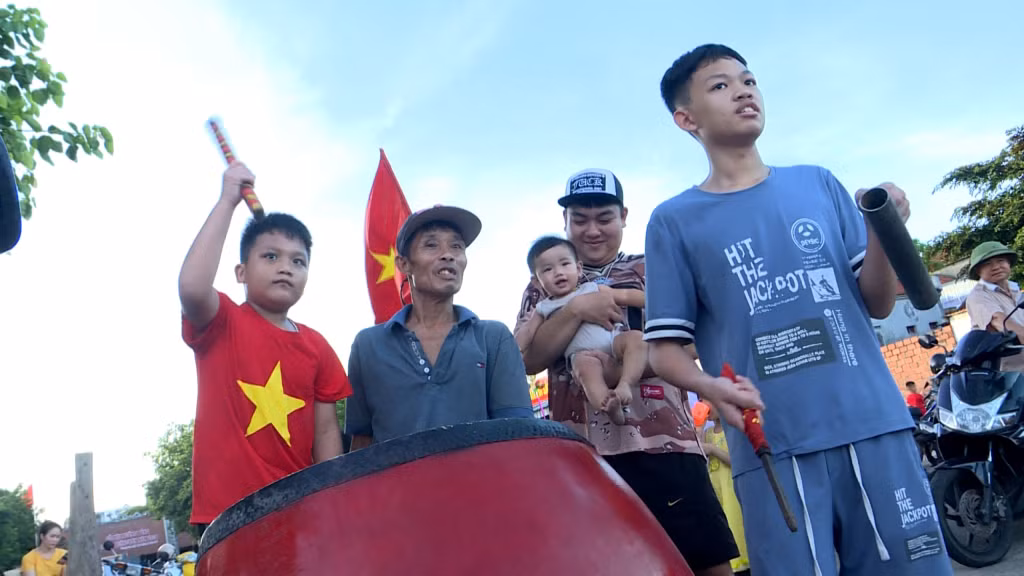 Người dân có mặt, cổ vũ nhiệt tình cho các đội bơi chải trong mỗi buổi tập luyện.