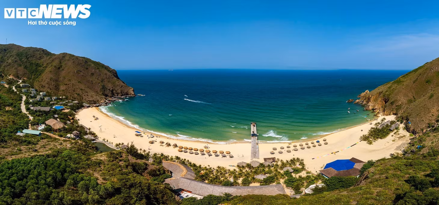 Đến Nhơn Lý, ít du khách bỏ qua bãi biển Kỳ Co nổi tiếng về độ trong xanh, nhất là lúc bình minh, và nhiều phiến đá có hình thù độc đáo.