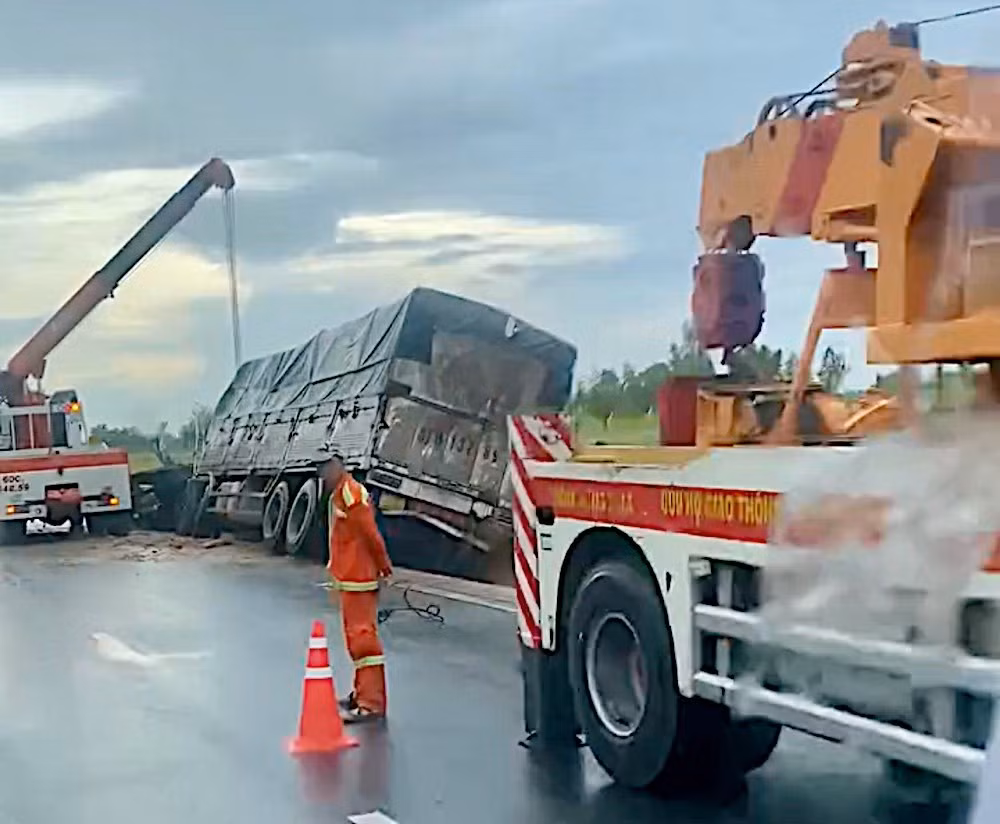 Hiện trường xe tải lật nghiêng trên rãnh thoát nước ven cao tốc. Ảnh: Phạm Duy