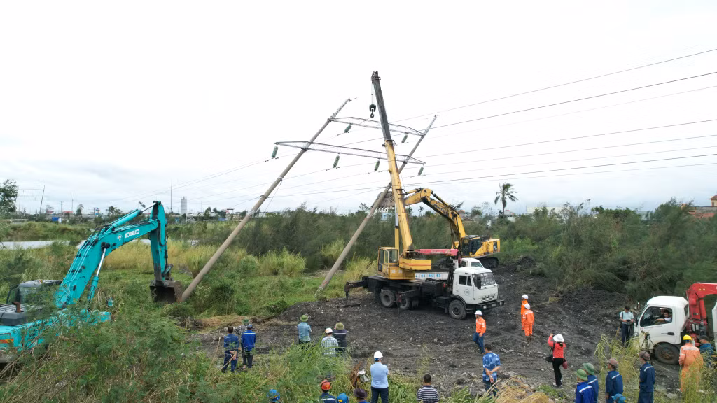 Công ty Than Mạo Khê tích cực phối hợp với Điện lực Quảng Ninh khắc phục sự cố lưới điện, ổn định sản xuất.