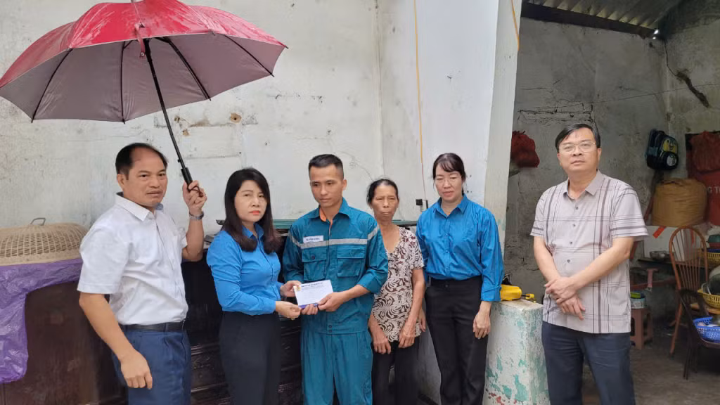 Phó Chủ tịch Công đoàn TKV Nguyễn Thị Minh thăm hỏi, chia sẻ với gia đình người lao động Trung tâm Cấp cứu mỏ (Vinacomim) bị thiệt hại do bão số 3.