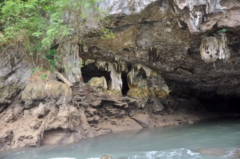 Hang Luồn Cái Đé trong phạm vi Vườn quốc gia Bái Tử Long.