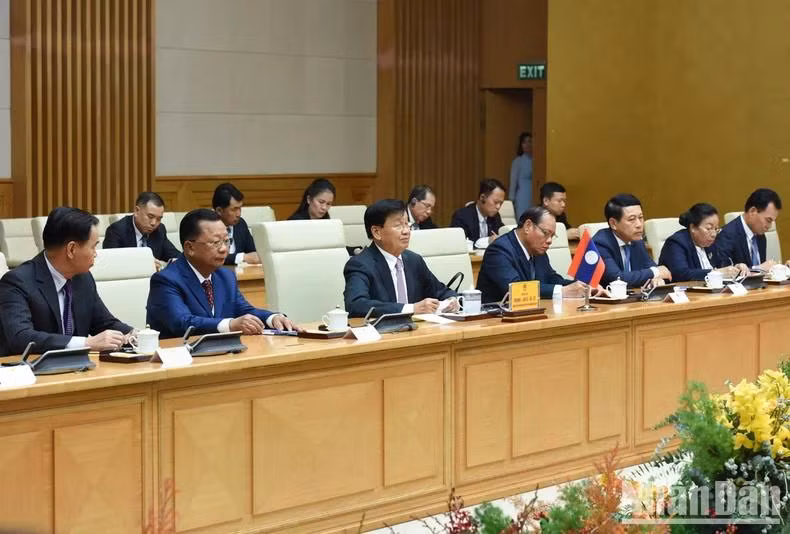 Tổng Bí thư, Chủ tịch nước Lào Thongloun Sisoulith và các đồng chí lãnh đạo Đảng, Nhà nước Lào. (Ảnh:TRẦN HẢI)