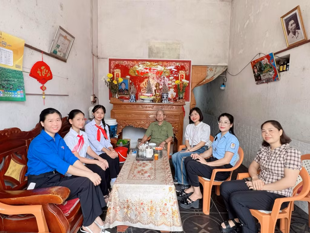 Học sinh Ba Chẽ thăm hỏi, tặng quà gia đình chính sách dịp 27/7.