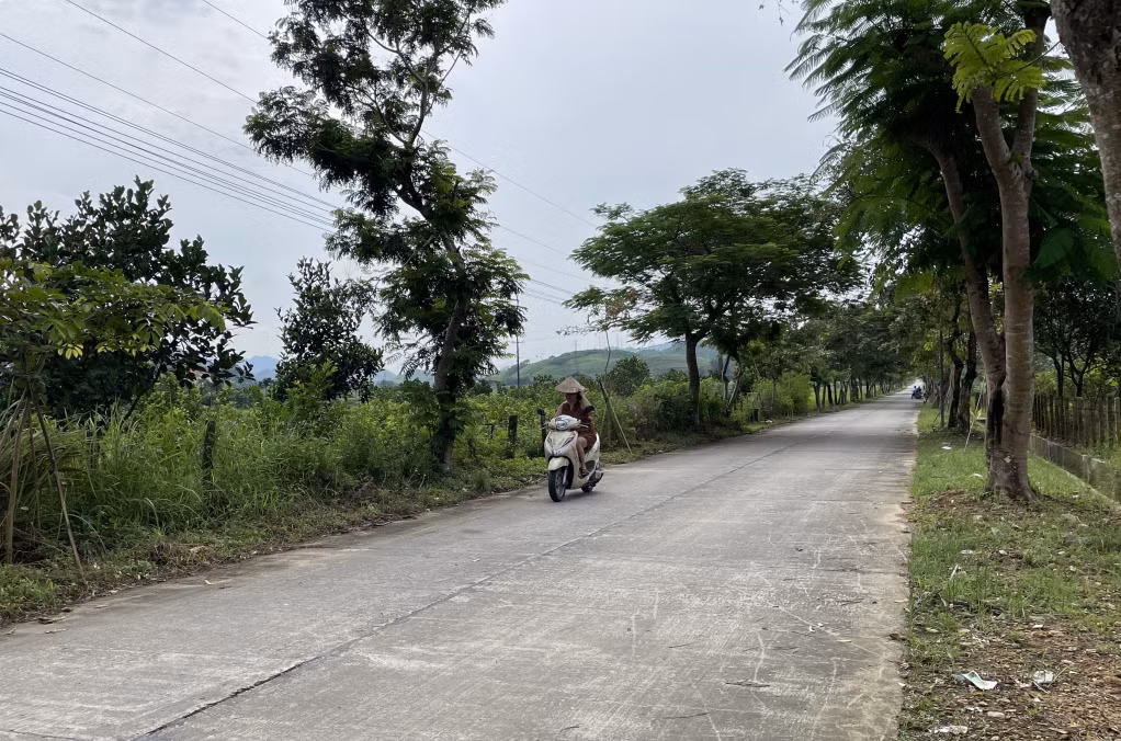 Người dân không đội mũ bảo hiểm khi điều khiển xe máy tham gia giao thông trên tuyến đường liên thôn ở xã Quảng La (TP Hạ Long).