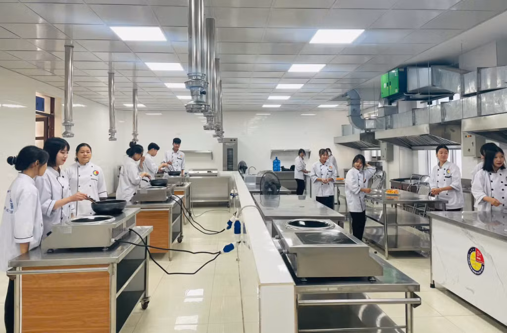Lớp học nấu ăn tại Trường Cao đẳng Công nghiệp và xây dựng (TP Uông BÍ).