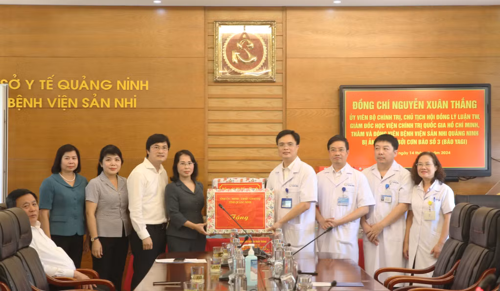 Đồng chí Trịnh Thị Minh Thanh, Phó Bí thư Thường trực Tỉnh ủy tặng quà, động viên cán bộ y, bác sỹ Bệnh viện Sản - Nhi Quảng Ninh.