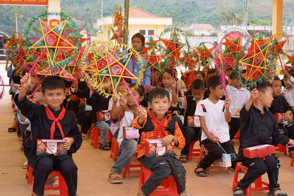 Niềm vui của các em thiếu nhi điểm trường Bắc Tập khi nhận những món quà trung thu ý nghĩa.