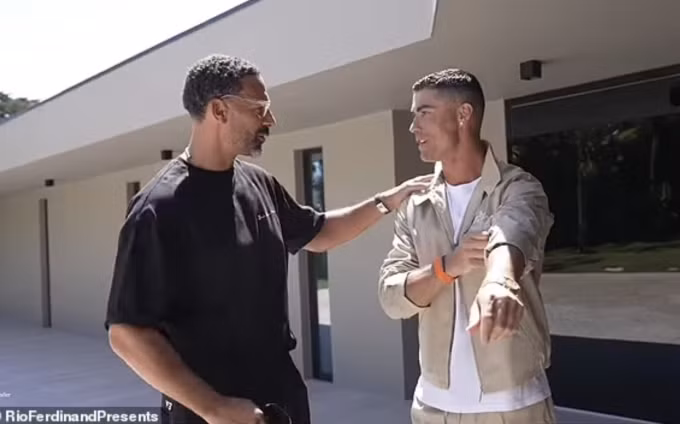 Ronaldo (phải) trong video phỏng vấn do đồng đội Rio Ferdinand thực hiện. Ảnh chụp màn hình.