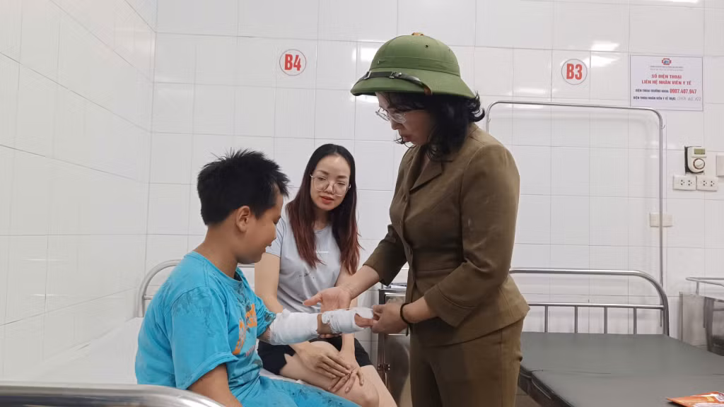Đồng chí Trịnh Thị Minh Thanh, Phó Bí thư Thường trực Tỉnh ủy, thăm hỏi và tặng quà động viên cho những người bị thương do bão Yagi.