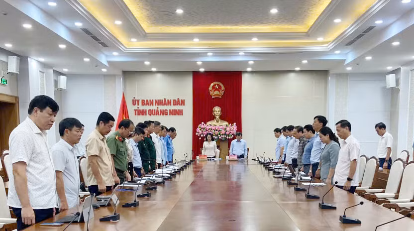 Các đồng chí lãnh tỉnh Quảng Ninh và các đại biểu dự họp tại điểm cầu Quảng Ninh dành phút mặc niệm tưởng nhớ các nạn nhân bị thiệt mạng do bão lũ.