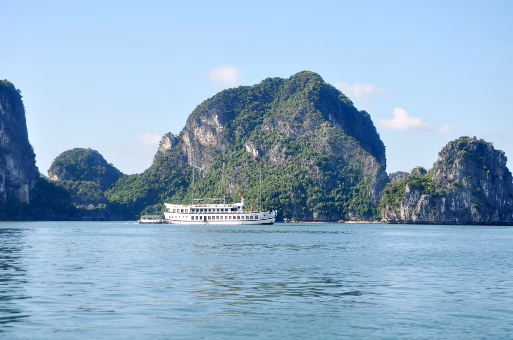 Vịnh Hạ Long hiện đã có 8 tuyến tham quan, trong đó có 3 tuyến mới.
