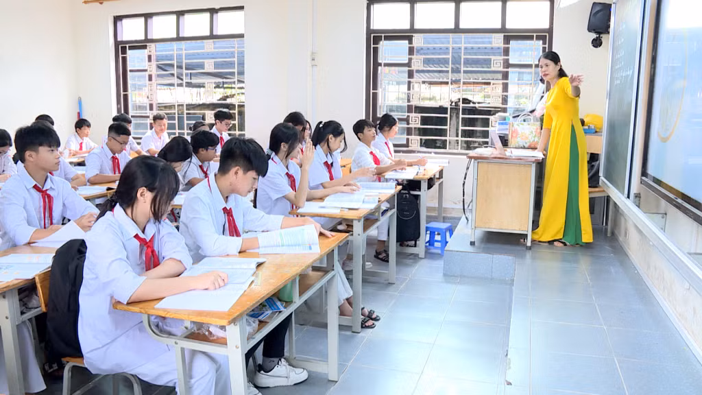 Một giờ học của cô và trò Trường THCS Minh Khai (phường Hà Phong, TP Hạ Long), 2 tuần sau khi bão số 3 đi qua.