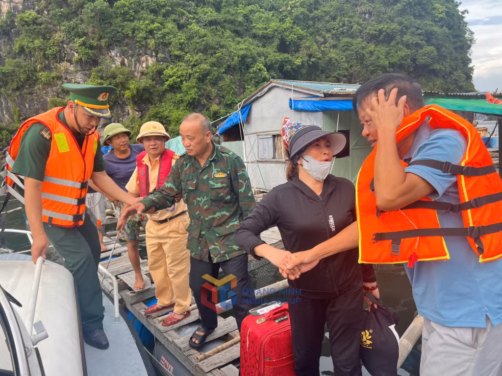 Các lực lượng chức năng của TP Hạ Long bố trì tàu ra đón, đưa các hộ dân NTTS về bờ an toàn.