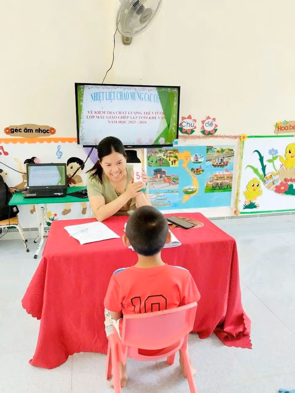 Trường Mầm non Húc Động (huyện Bình Liêu) tổ chức kiểm tra chất lượng trẻ 5 tuổi về nhận biết chữ cái, chữ số và khả năng sử dụng tiếng Việt năm học 2023-2024. (Ảnh: Cơ sở cung cấp)