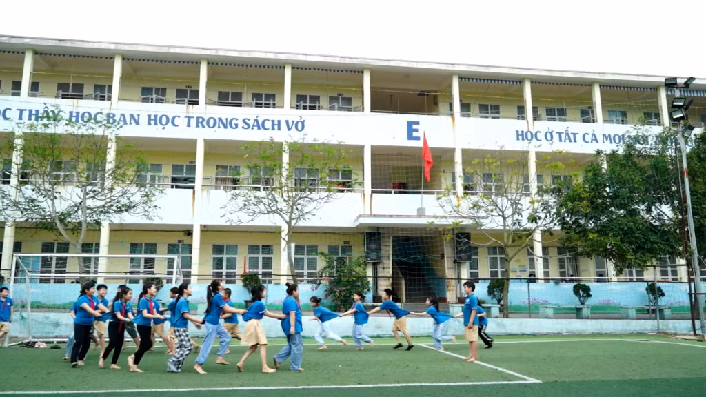 Niềm vui, sự hứng khởi của các bạn học sinh khi được hòa mình vào các trò chơi dân gian sau những tiết học căng thẳng.