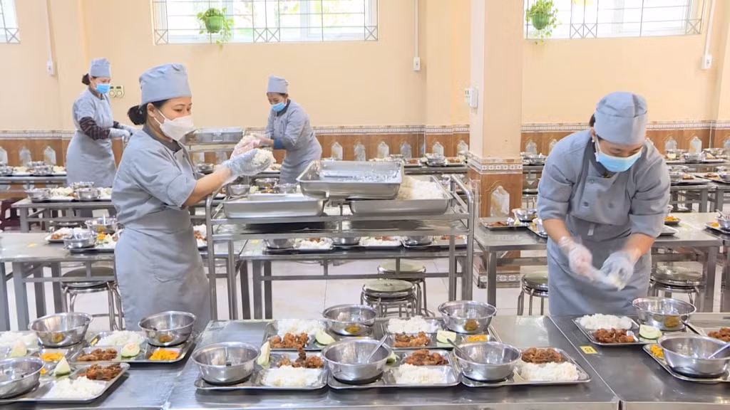 Chế biến bữa trưa cho học sinh tại Trường TH-THCS-THPT Văn Lang (TP Hạ Long).