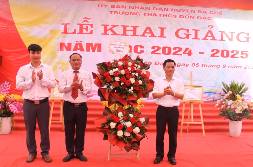 Đồng chí Đỗ Mạnh Hùng, Phó Bí thư Huyện ủy, Chủ tịch UBND huyện tặng hoa chúc mừng thầy và trò Trường TH&THCS Đồn Đạc nhân dịp khai giảng năm học mới.