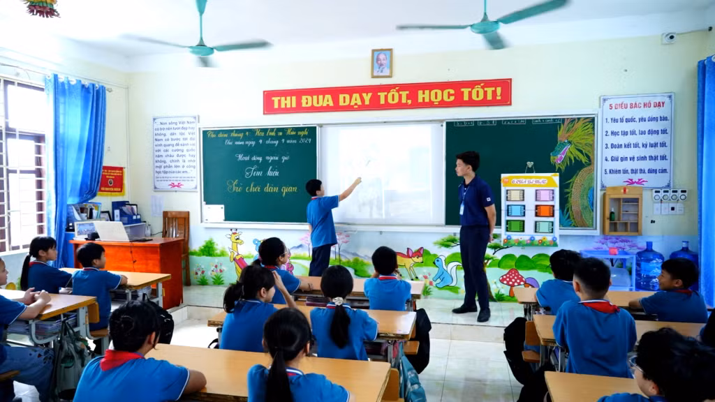 Tiết học ngoại khóa tìm hiểu về trò chơi dân gian tại Trường TH -THCS-THPT Nguyễn Bỉnh Khiêm.