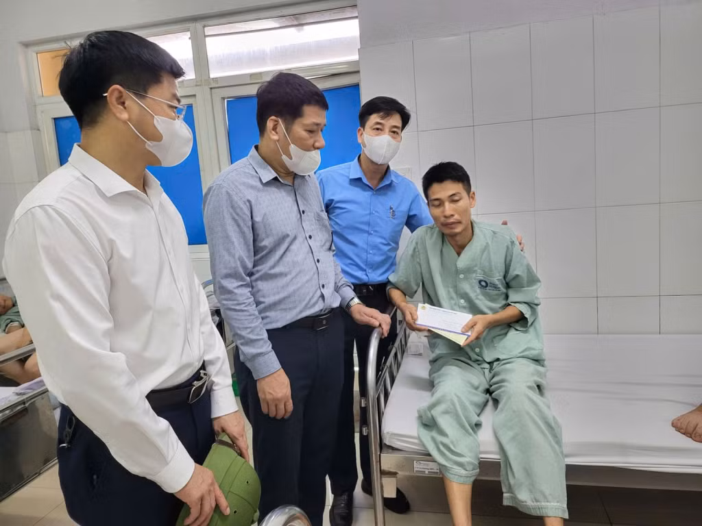 Đ/c Phạm Hồng Hạnh, Phó Chủ tịch Thường trực Công đoàn TKV thăm hỏi, động viên anh Nghiêm Văn Tới, Thủy thủ đoàn Sàlan Cửa Ông 12, Công ty Kho vận và cảng Cẩm Phả bị thương trong khi làm nhiệm vụ, hiện đang điều trị tại Bệnh viện Bãi Cháy.