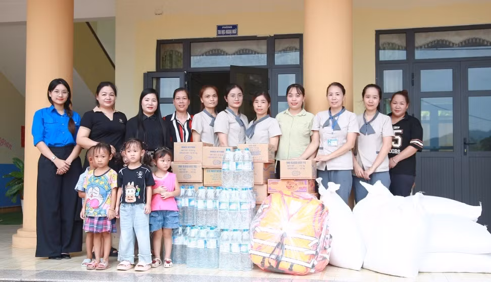 Lãnh đạo Ủy ban MTTQ huyện Tiên Yên trao hỗ trợ của Ban Vận động cứu trợ UBMTTQ tỉnh cho trường Mầm non Phong Dụ.