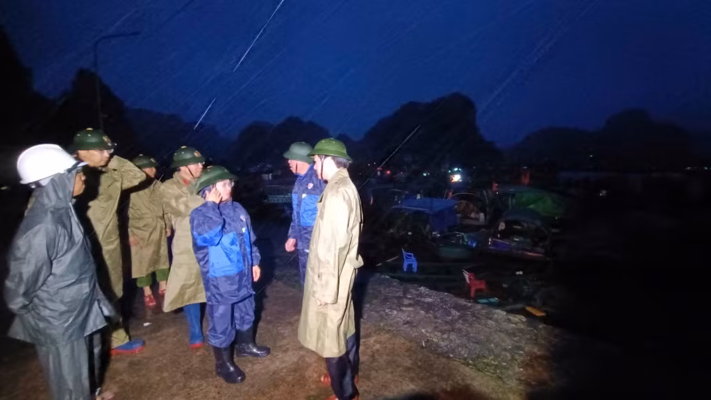 Đồng chí Phó Bí thư Thường trực Tỉnh ủy Trịnh Thị Minh Thanh nắm bắt thông tin về khu neo đậu tàu tránh trú bão tại Cảng cá Cái Xà Cong, phường Hà Phong, TP Hạ Long.