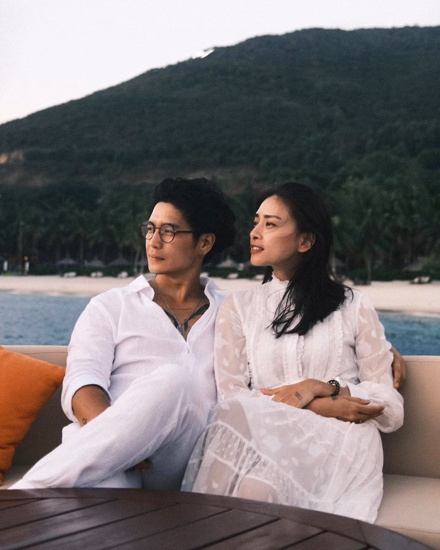 Trên trang cá nhân, Ngô Thanh Vân từng khoe hình ảnh bạn trai cẩn thận buộc tóc khi cô đang đọc sách. Họ hợp nhau từ phong cách, sở thích đến tư duy và quan điểm sống, được khán giả ngưỡng mộ vì ngoại hình và sự nghiệp tương xứng.