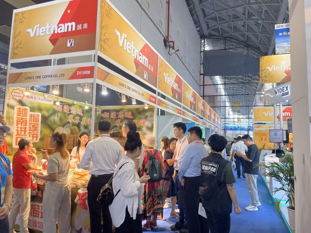 Quang cảnh nhộn nhịp tại khu gian hàng Việt Nam. 