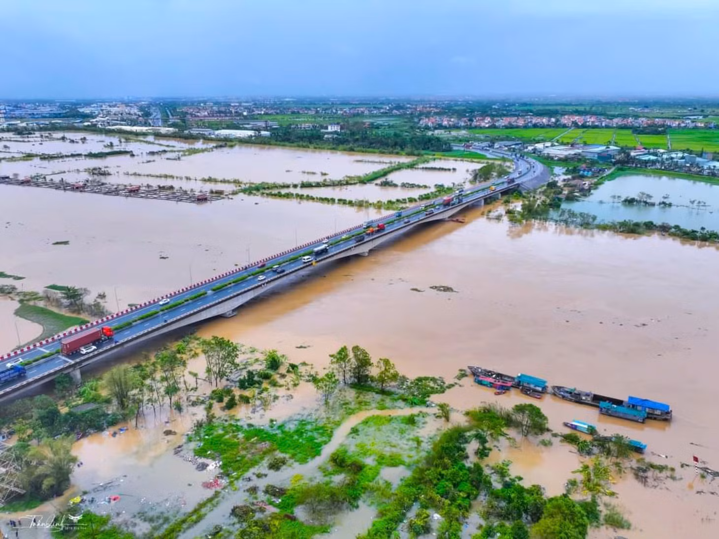 Nước trên sông Kinh Thầy qua thị xã Kinh Môn, tỉnh Hải Dương hiện vẫn đang dâng cao. Hàng trăm hecta nuôi trồng thủy sản của người dân đứng trước nguy cơ xóa sổ.