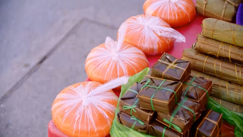 Những đặc sản của địa phương, từ bánh dày, bánh gio, bánh mật, được bày bán tại đây.