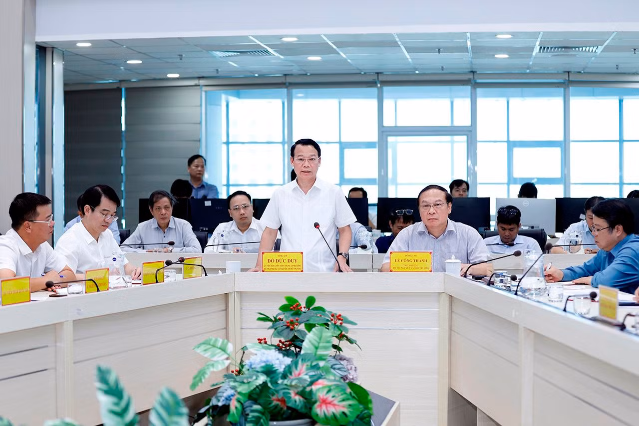 Bộ trưởng Bộ Tài nguyên và Môi trường Đỗ Đức Duy chủ trì cuộc họp về công tác dự báo diễn biến bão số 3 và các tác động của bão.