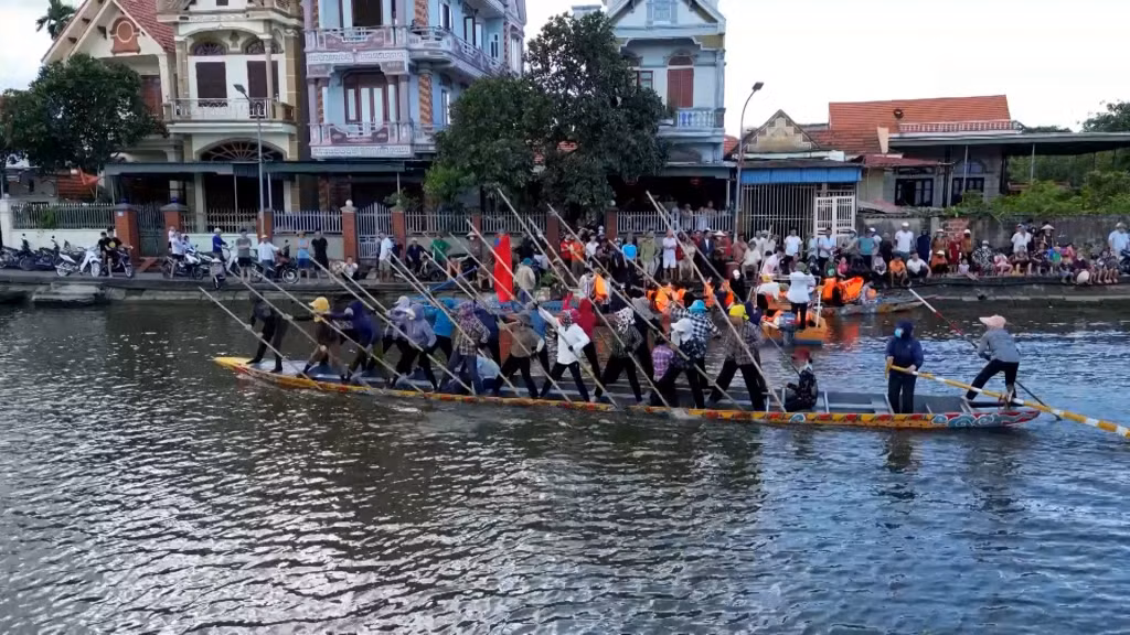 Các đội thi đã bắt đầu tập luyện cho phần thi bơi chải cả tháng trước khi diễn ra lễ hội xuống đồng.