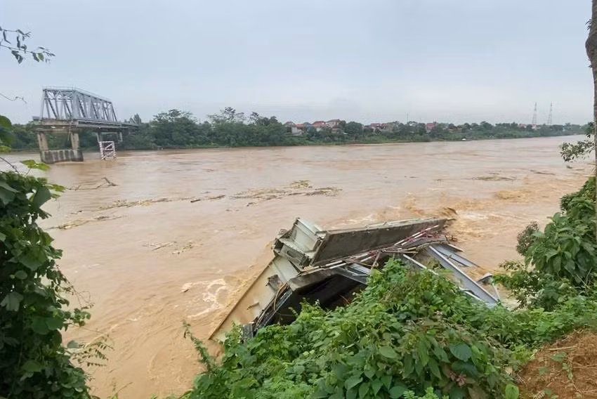 Hiện trường vụ sập cầu Phong Châu hôm 9/9. Ảnh XUÂN NGUYỄN