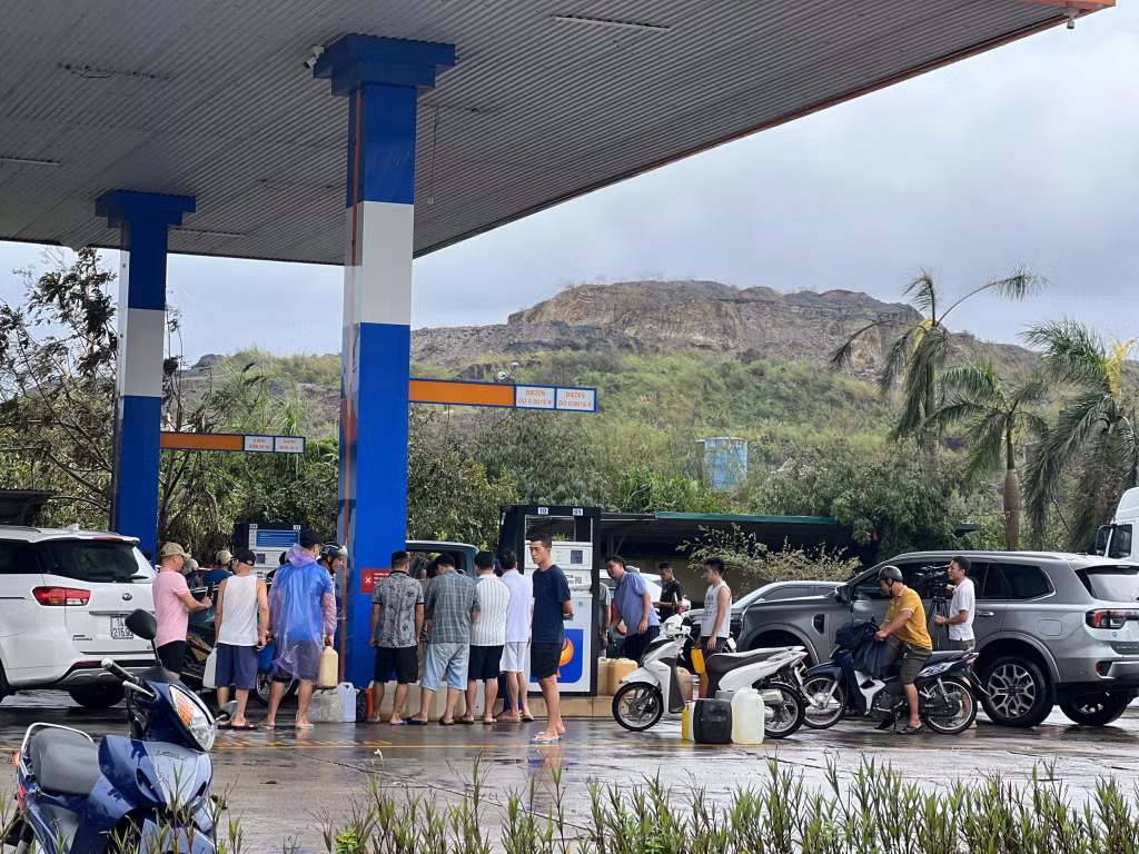 Nhiều người mang theo can để mua xăng, dầu.