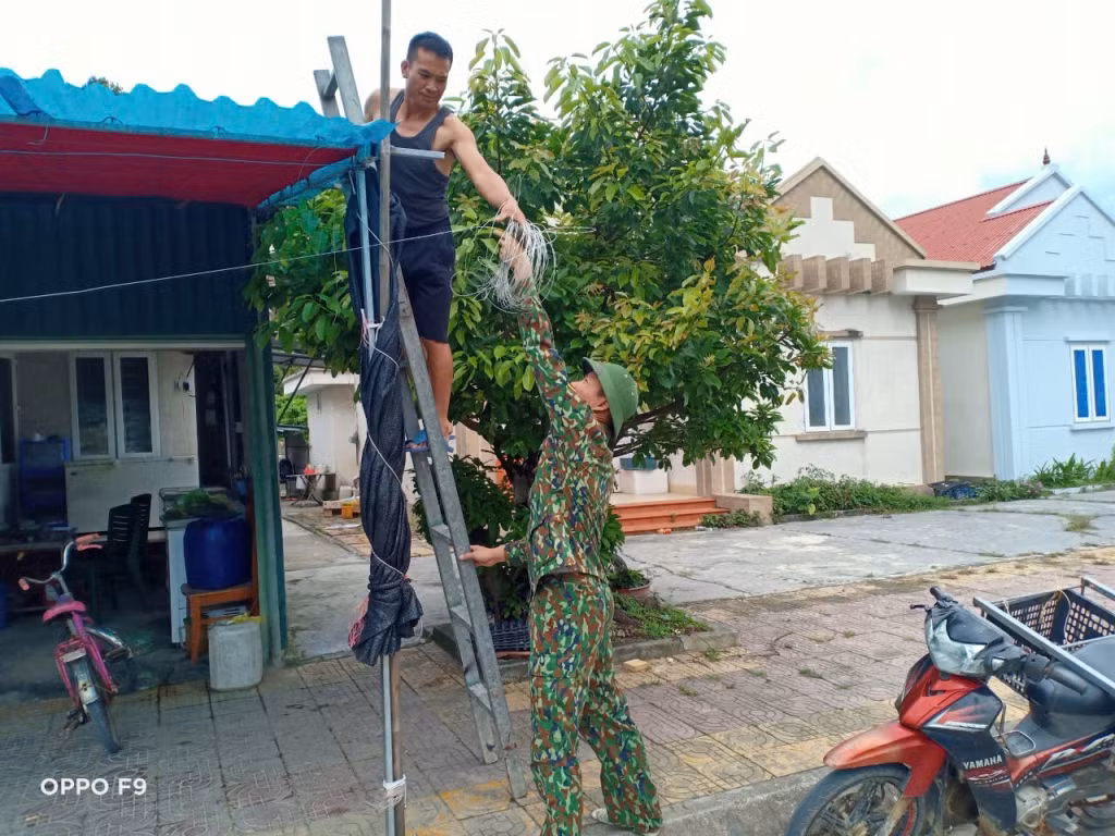 Bộ đội Biên phòng đảo Trần giúp dân chằng chống nhà cửa phòng chống bão.