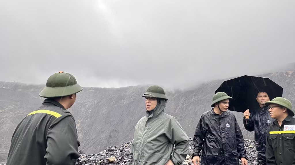 Công ty Than Thống Nhất - TKV phối hợp với Công ty Than Khe Sim (Tổng Công ty Than Đông Bắc) xử lý nước moong để ngăn ngừa nguy cơ nước bề mặt tràn xuống diện khai thác hầm lò.